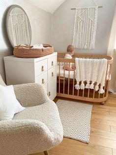 https://pin.it/3HsCtTfbE Cozy Baby Room, Newborn Room, Idee Babyshower, Baby Room Themes, Decor Ideas Bedroom, Baby Changing Table, Home Decor Aesthetic, Nursery Room Design, Baby Boy Room Nursery