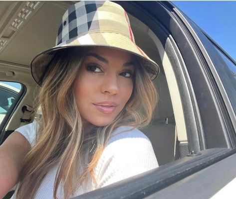 Steph wearinga Burberry bucket hat Burberry Hat Outfit, Burberry Bucket Hat Outfit, Outfit Pregnant, Burberry Bucket Hat, Bucket Hat Outfit, Hat Outfit, Camo Outfits, Burberry Hat, Outfits 2023