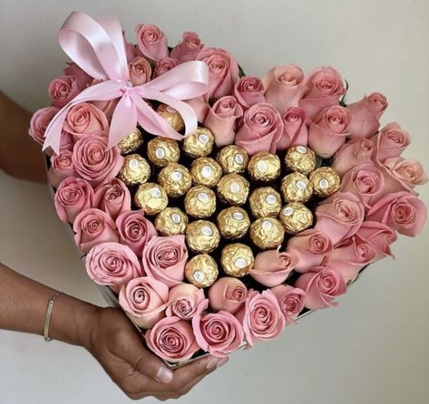 Ferrero Rocher Flower Bouquet, Rocher Bouquet, Ferrero Rocher Bouquet, Chocolate Bouquet Diy, Luxury Flower Bouquets, Gift Box For Men, Gift Inspo, Nothing But Flowers, Flower Arrangements Diy