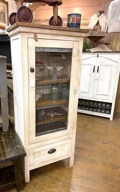 Bookcase Makeover, Diy Cupboards, Wooden Creations, Primitive Cabinets, Homemade Furniture, Quilt Display, Primitive Furniture, Grandma Core, Diy Building