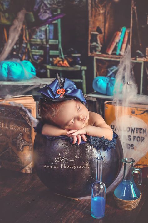 Baby Cauldron Photoshoot, Gothic Newborn Photography, Halloween Newborn Photoshoot, Newborn Halloween Photoshoot, Halloween Baby Photos, First Halloween Costumes, Baby Halloween Outfits, Newborn Halloween, Milestone Photos