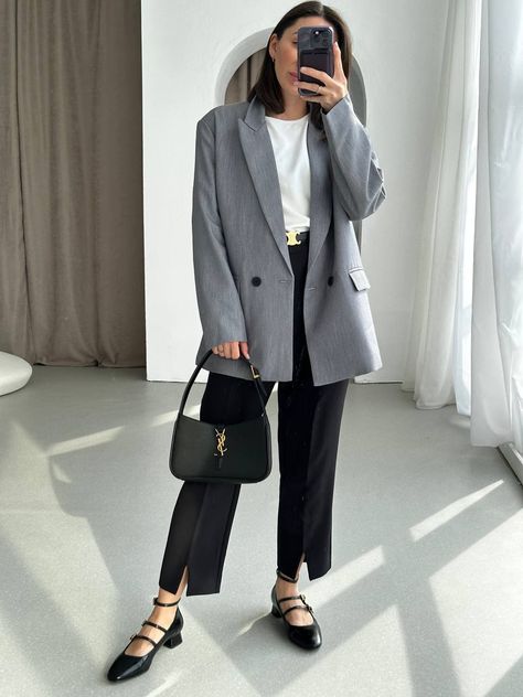 Work Outfits Black Blazer, Grey Pants Formal Outfit, Grey Blazer Women Outfit, Old Money Blazer, Gray Blazer Outfit Women, Summer Corporate, Grey Blazer Women, Classy Black Outfits, Modest Work Outfits