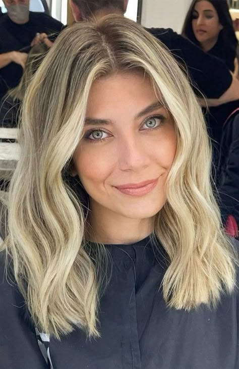 Mid Length Hair Styles 2023, Straight Lob Hairstyles, Mid Length Blonde Layers, Midlength Haircuts Blonde, New Mum Haircut, Fall Blonde Hair Medium Length, Haircut Ideas For Medium Length Hair, Blonde Long Bob Hairstyles, Medium Length Haircut Middle Part