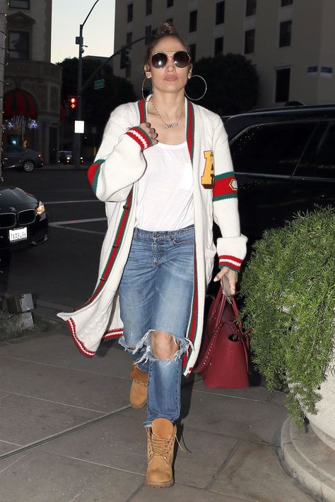 Jennifer Lopez wears a Gucci cardigan sweater with ripped jeans, Timberland boots and Valentino trapeze bag. Jlo Fashion, Jeans For Curvy Women, Timberland Boots Outfit, Celebrity Style Guide, Timberland Outfits, Alex Rodriguez, Pelo Afro, Chunky Knit Cardigan, Winter Days