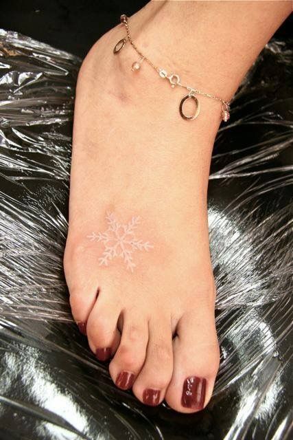 Snowflake Tattoos, Snowflake Tattoo, Tattoo Side, Winter Tattoo, Tattoo Thoughts, Snow Flake Tattoo, Ear Peircings, White Tattoos, Ink Therapy