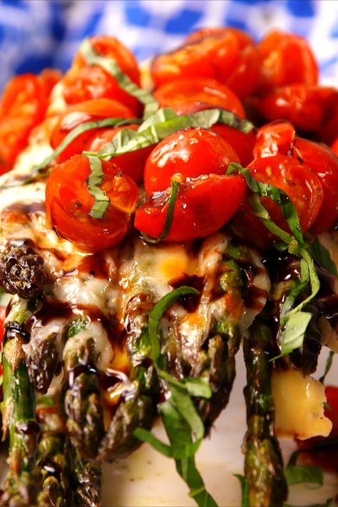 Cheesy Caprese AsparagusDelish Caprese Asparagus, Asparagus Salad Recipe, Asparagus Recipes Oven, Asparagus Dishes, Caprese Recipes, Baked Asparagus, Asparagus Pasta, Asparagus Salad, Mood Food