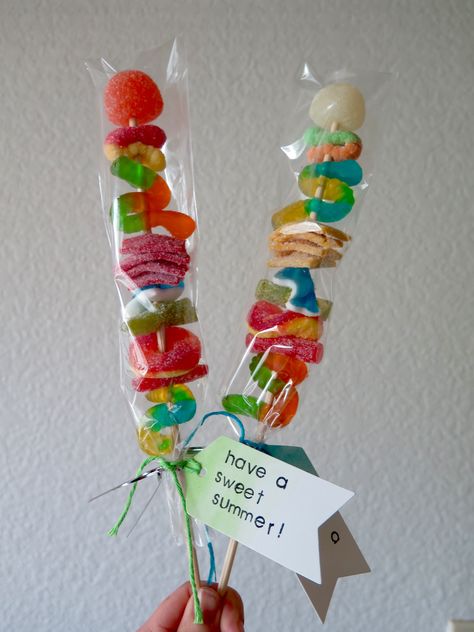 candy kabobs! classmate treats for the last day of school School Birthday Treats, Market Day Ideas, Hadiah Diy, Candy Kabobs, Kids Market, Festa Hot Wheels, Candy Birthday Party, Anniversaire Harry Potter, School Treats