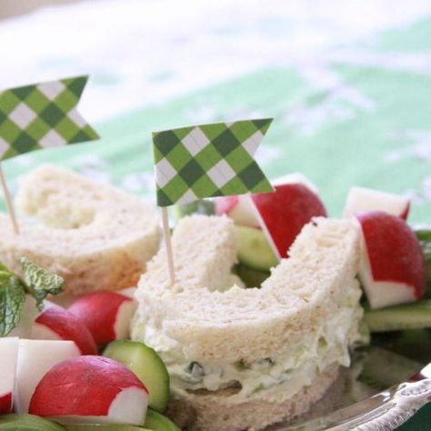 Hosting a Kentucky Derby Party - 5 Must Try Ideas | EnFete Derby 2021 Kentucky Derby Birthday, Equestrian Party, Kentucky Derby Party Ideas Decoration, Kentucky Derby Food, Kentucky Derby Party Outfit, Kentucky Derby Party Games, Kentucky Derby Themed Party, Kentucky Derby Pie, Derby Party Food