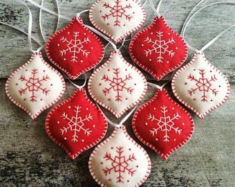 Wool Felt Ornaments Christmas, Snowflake Decor, Diy Felt Christmas Ornaments, White Baubles, Baby Mobil, Felt Crafts Christmas, Bauble Ornaments, Felt Christmas Decorations, Christmas Felt