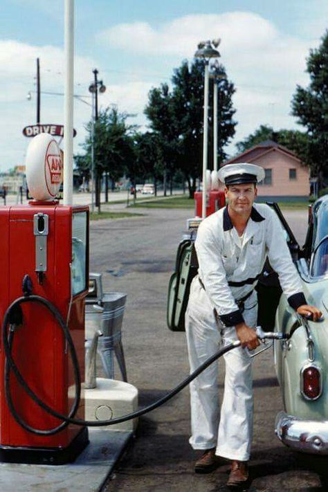 Someone did the gas ,windshield and back window checked the oil and tires. Full Service Gas Station, محطة وقود, Gas Station Attendant, Old Gas Pumps, Vintage Gas Pumps, Pompe A Essence, Station Service, Auto Retro, Old Gas Stations