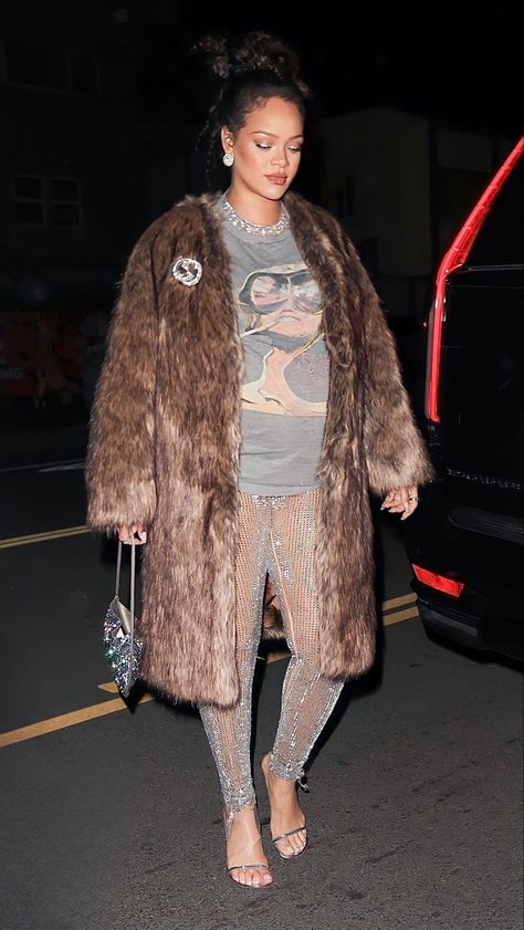 Metallic Outfit Ideas, Rihanna Street Style, Rihanna Fan, Looks Rihanna, Rihanna Outfits, Faux Fur Top, Rihanna Looks, Rihanna Riri, Rihanna Style