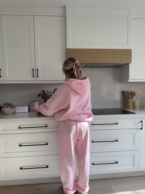 Matching Set Comfy, Pink Sweatsuit Aesthetic, Pink Sweatpants Outfit Aesthetic, Hoodie Set Aesthetic, Cosy School Outfits, Sweats Set Outfit, Aesthetic Outfits For College, Comfy College Outfit Winter, Chanel Tracksuit