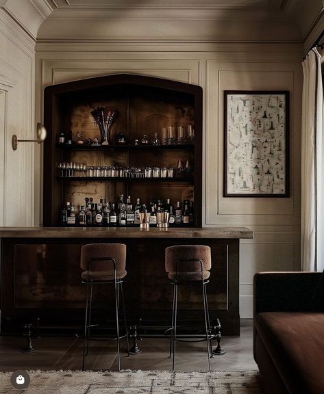 Built In Bar With Seating, Hotel Suite Kitchen, Vintage Home Bar Ideas, Home Bar Aesthetic, Modern Theater Room, Modern Vintage Dining Room, Organic Transitional, Moody Bar, Luxury Home Bar