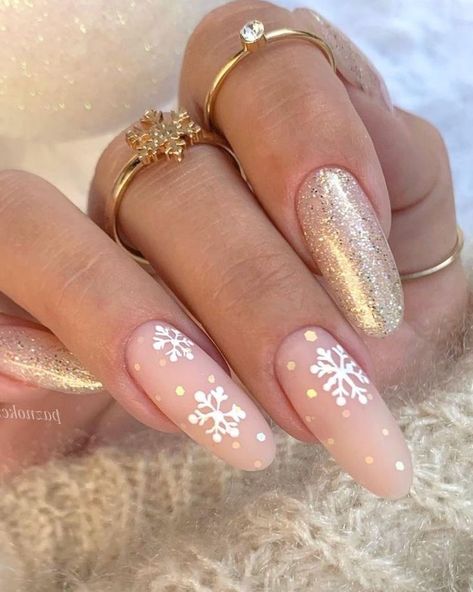 long, round-shaped nude and gold nails with snowflakes Bright Nail Designs, December Nails, Winter Manicure, Red Christmas Nails, Spring Nail Trends, Cute Christmas Nails, Christmas Nails Easy, Christmas Gel Nails, Snowflake Nails