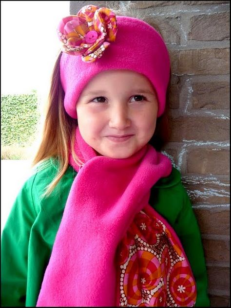 sjaal en oorwarmers Toddler Fleece Hat Pattern Free, Fleece Sewing Patterns, Diy Scarfs, Fleece Ideas, Mermaid Tail Blanket Pattern, Fleece Sewing, Fleece Hat Pattern, Beenie Hat, Fleece Sewing Projects