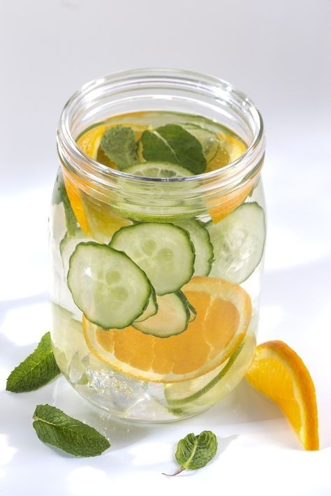 Aguas saborizadas naturalmente para combatir la sed. Lee más en La Bioguía. Fruit Water Recipes, Low Carb Fruit, Hydrating Drinks, Infused Water Recipes, Fresh Drinks, Fruit Infused Water, Detox Water Recipes, Agua Fresca, Fizzy Drink