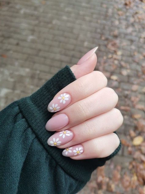 Almond Nail With Flower Design, Floral Almond Acrylic Nails, Nude Daisy Nails, Almond Nails With Flowers, Dainty Flower Nails, Daisy Gel Nails, Daisy Nails Design, Nail Ideas For Graduation, Flower Almond Nails