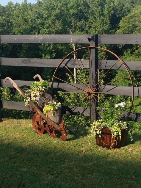 Farm Implements In The Garden, Wagon Wheel Decor Outdoor, Outside Yard Decor, Wagon Wheel Decor, Rustic Landscaping, House Country, House Simple, Backyard Small, House Backyard