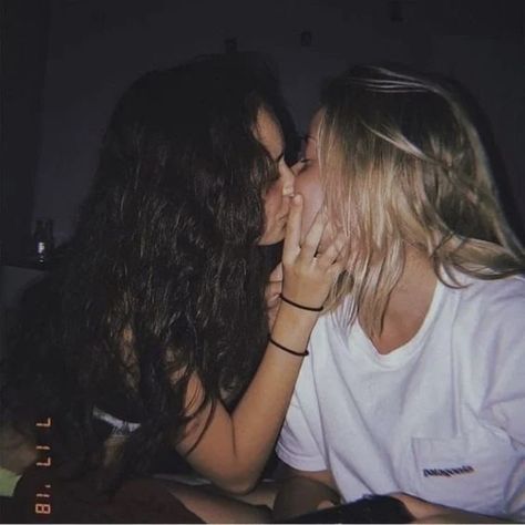 Blonde Couple, I Need A Girlfriend, Blonde And Brunette, Need A Girlfriend, Blonde Redhead, Brunette Aesthetic, Blonde Girlfriend, Girlfriend Goals, Brunette Woman