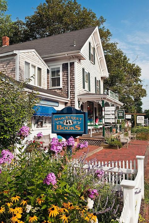 Cape Cod Aesthetic, Small Towns Usa, Cape Cod Ma, Cape Cod Massachusetts, Cape Cod House, Quaint Village, Martha's Vineyard, Marthas Vineyard, Challenge Yourself