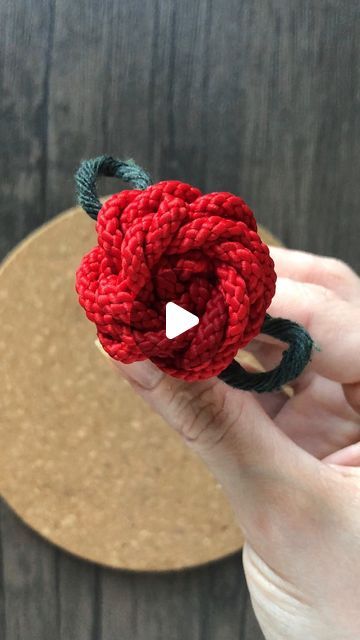 Rose Knot Macrame, Valentines Day Macrame Ideas, Macrame Rose Tutorial, Macrame Flowers Diy, Diy Macrame Christmas Ornaments, Macrame Flower Tutorial, Diy Macrame Flower, Macrame Rose, Diy Crafts Easy At Home