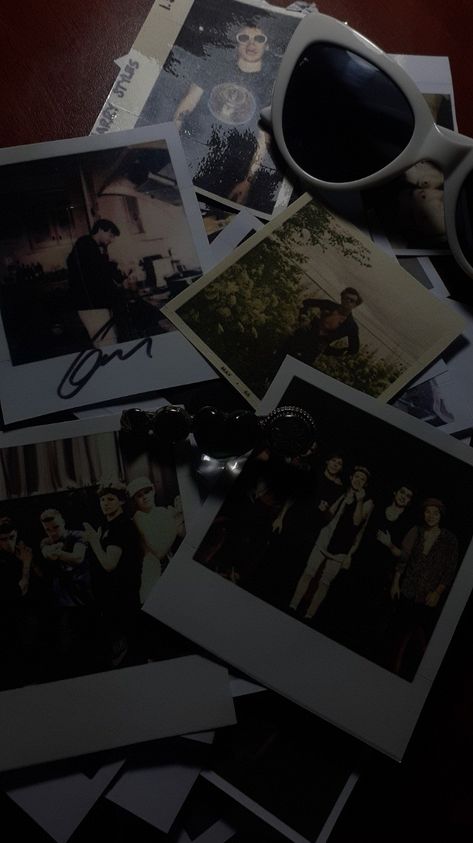 OneD, Harry and Louis polaroid pics Louis Tomlinson Wallpaper Subtle, Louis And Harry Wallpaper Aesthetic, One Direction Homescreen, One Direction Aesthetic Vintage, Louis Tomlinson Background, One Direction Polaroid, Louis Tomlinson Wallpaper Aesthetic, Harry Styles Homescreen, Harry Styles Dark