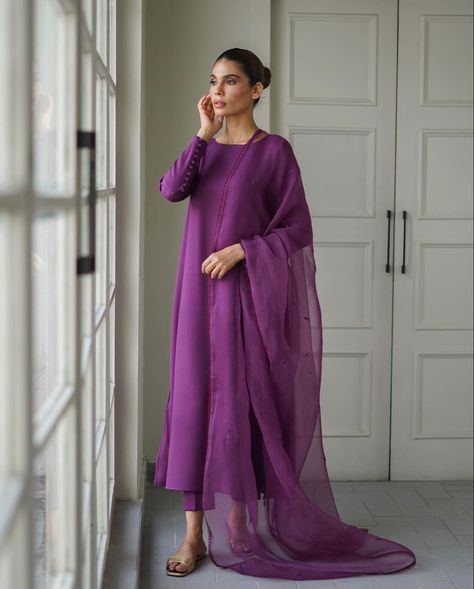 Plain Churidar Designs, Plain Pakistani Suits, Raw Silk Dress, Pakistani Formal Dresses, Stylish Short Dresses, Casual Indian Fashion, Pakistani Fancy Dresses, Long Dress Design, Pakistani Fashion Party Wear