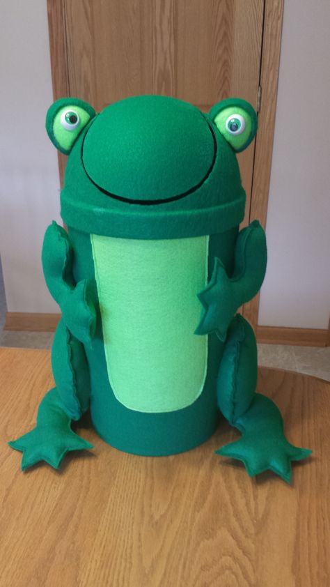 Phonics frog made from trash can Frog Kitchen Theme, Frog Themed Furniture, Frog Furniture, Asher Core, Frog Project, Frog Kitchen, Frog Collection, Bedroom Trash Can, Frog House