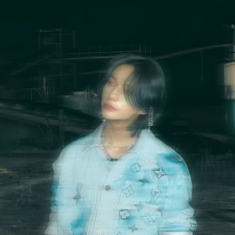 Hyunjin Black And White, Liz Quotes, Hyunjin Black, Green Filter, Earthy Elements, Hyunjin Icons, Y2k Profile Picture, Blur Effect, Blur Photo