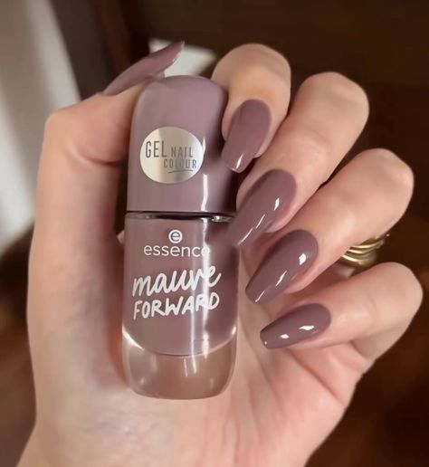 Drugstore Nail Polish, Essence Nail Polish, Nail Paint Shades, Pretty Nail Colors, Pretty Toe Nails, Manicure Inspiration, Gel Nail Colors, Nail Paint, Nail Kit