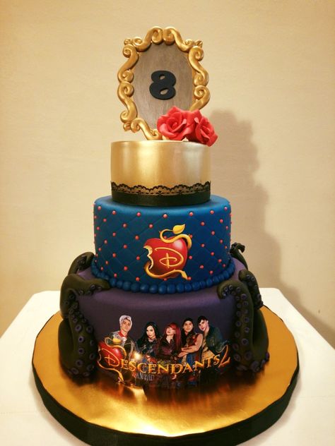 Descendientes Desendents Birthday Cakes, Descendants Cake Ideas, Descendants 2 Cake, Descendants Birthday Cake, Descendants Party Ideas, Maleficent Birthday Party, Descendants Party Ideas Birthdays, Descendants Cake, Disney Descendants Party