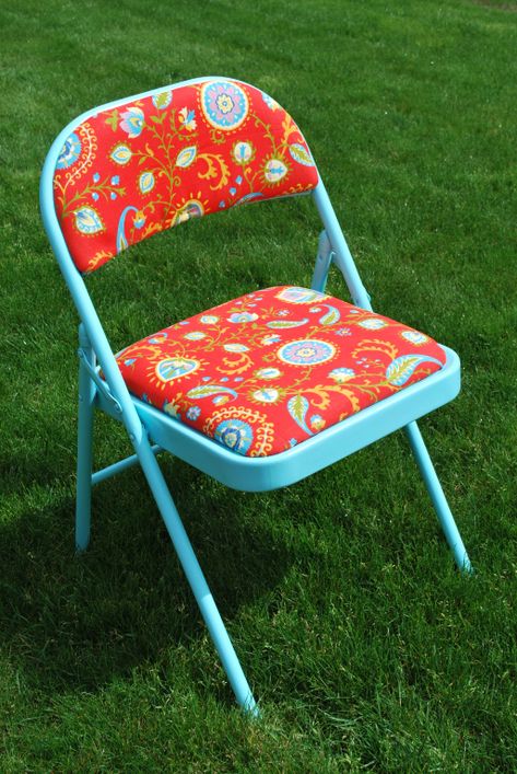 Card table folding chair makeover - if I only had the folding chairs! Folding Chair Makeover, Card Table And Chairs, Quilt Crafts, Wooden Folding Chairs, Metal Folding Chairs, Table Folding, Metal Patio Furniture, Decor Hacks, Chaise Metal