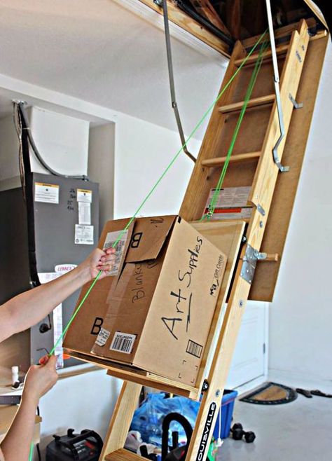 Arbejdsplads Garage, Garage Attic Storage, Attic Storage Organization, Attic Lift, Attic Organization, Attic Renovation Ideas, Garage Attic, Attic Ladder, Attic Playroom