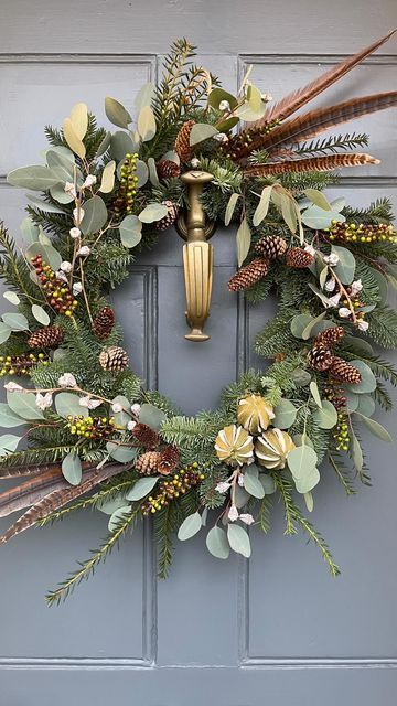 Wreaths With Feathers, Pheasant Christmas Decor, Pheasant Wreath, Christmas Wreaths With Feathers, Pheasant Feather Decor Diy, Pheasant Feather Wreath Diy, Pheasant Feather Wreath, Diy Feather Decor, Wreath With Pheasant Feathers