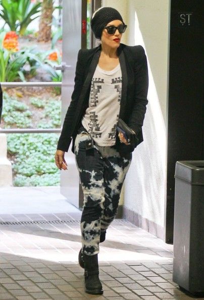 Gwen Rock Star Inspired Outfits, Gwen Stefani Style, Bleached Jeans, Tie Dye Jeans, Style Rock, Hipster Outfits, Celeb Style, Rocker Chic, New Rock