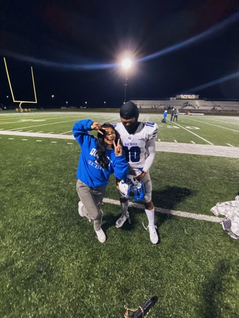 Football Husband, Football Wife Aesthetic Black, High School Football Couples, Couple Goal Football, Black And White Relationships Goals, Football Girlfriend Aesthetic, Football Wife, Football Boyfriend Aesthetic, Football Couple