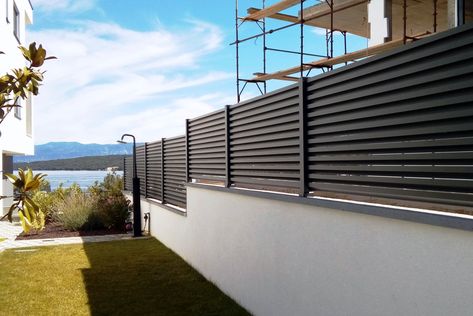 Morden Fence Wall Design, Aluminium Fence Ideas, Composite Fence Ideas, Aluminum Fence Privacy, Privacy Fence Landscaping, Small Backyard Garden Design, Fence Wall Design, Aluminium Fence, Wood Fence Design