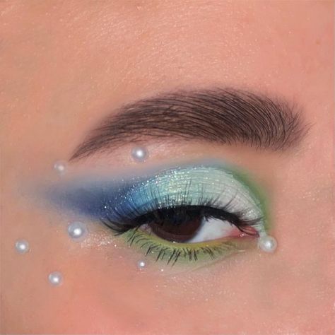 mochi makeup on Instagram: “✨🧜‍♀️ under the sea eye look🐠✨ in honor of the little mermaid release here’s my ocean-esque mermaid look! also shoutout to…” Sea Eye Makeup, Sea Turtle Makeup, Sea Makeup Looks, Mermaid Makeup Looks Easy, Mermaid Makeup Easy, Hozier Makeup, Simple Mermaid Makeup, Ocean Makeup Looks, Under The Sea Makeup