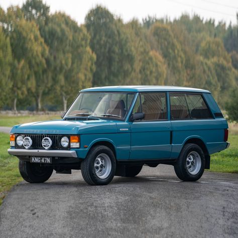 The ultimate Range Rover: This 1992 example of the Land Rover Range Rover Classic combines the classic look of the 70s with a grand upgrade from celebrated marque specialist Kingsley. According to all accounts the result is a real pleasure to drive. It comes powered by an enhanced 173hp producing 4.5 liter 8-cylinder engine with automatic transmission and features a fine turquoise-blue finish, paired with a beige leather interior. Like & subscribe now for more classics! Range Rover 1970, Classic Range Rover, Garage Workshop Plans, Range Rover Hse, Workshop Plans, Italy Pictures, Cars Land, Range Rover Classic, Land Rover Models