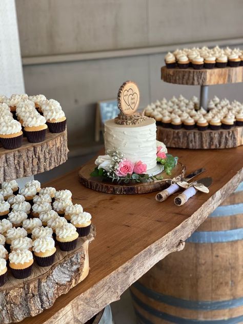 Country Wedding Cupcake Display, Balloon Arch Rustic, Sweets Table Wedding Rustic, Cupcake Set Up Wedding, Rustic Cake And Cupcake Display, Rustic Treat Table Ideas, Small Wedding Cake And Cupcakes Display, Cupcake And Wedding Cake Display, Cookie Table Wedding Display Rustic