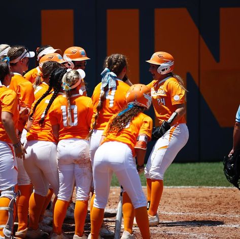 Lady Vols Softball Tennessee, Tennessee Softball, 13 Going On 30 Outfits, Softball Pics, College Softball, Softball Pitcher, Softball Stuff, Softball Season, Softball Training