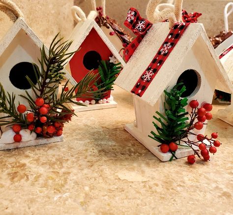 Christmas Birdhouses Diy, Bird House Christmas Decor, Diy Christmas Bird Houses, Christmas Birdhouses Ideas Diy, Christmas Birdhouses Ideas, Christmas Bird Houses, Holiday Birdhouses, Birdhouse Crafts, Christmas Birdhouse