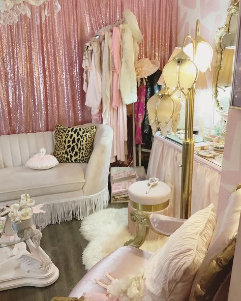 Tiffany Room Decor Ideas, 1920s Dressing Room, Pastel Dressing Room, 70s Dressing Room, Regina George Room Aesthetic, Old Hollywood Glam Room, Hollywood Glamour Room, Old Hollywood Dressing Room, Old Hollywood Room Aesthetic