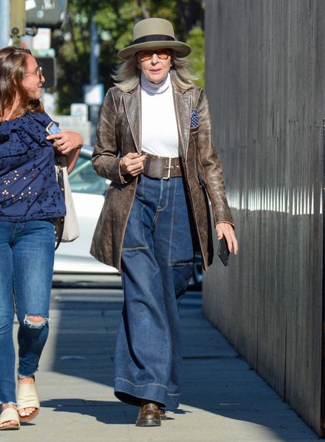 Diane Keaton Outfits, Dianne Keaton, Blue Flare Jeans, Moda Instagram, Diane Keaton, Advanced Style, Mode Inspo, Jean Outfits, Mode Outfits