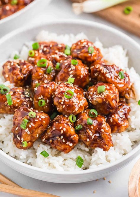 Little bites of crispy golden sesame chicken in a sweet and spicy sauce can be on your dinner table in under an hour, it's better than takeout. Serve with rice and veggies! Chinese Sesame Chicken, Rice And Veggies, Sesame Chicken Recipe, Better Than Takeout, Sweet And Spicy Sauce, Sesame Sauce, Sesame Chicken, Chicken And Rice, Chinese Dishes