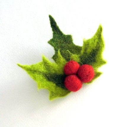 Needle Felting Diy, Needle Felted Christmas, Felted Wool Crafts, Selling Handmade Items, Felt Christmas Decorations, Felt Jewelry, Flower Red, Needle Felting Projects, Felt Brooch