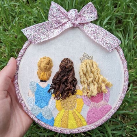 Princess Embroidery, Knitting Quilt, Disney Embroidery, Hand Embroidery Projects, Diy Cross Stitch, Sewing Embroidery Designs, Disney Crafts, Hand Embroidery Stitches, Embroidery Craft