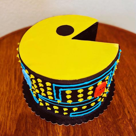 Gamers Cake Ideas, Arcade Birthday Party Cake, Packman Cake, Arcade Themed Birthday Cake, Arcade Cupcakes, Pac Man Cake Ideas, Pacman Cake Ideas, Pacman Birthday, Pac Man Cake