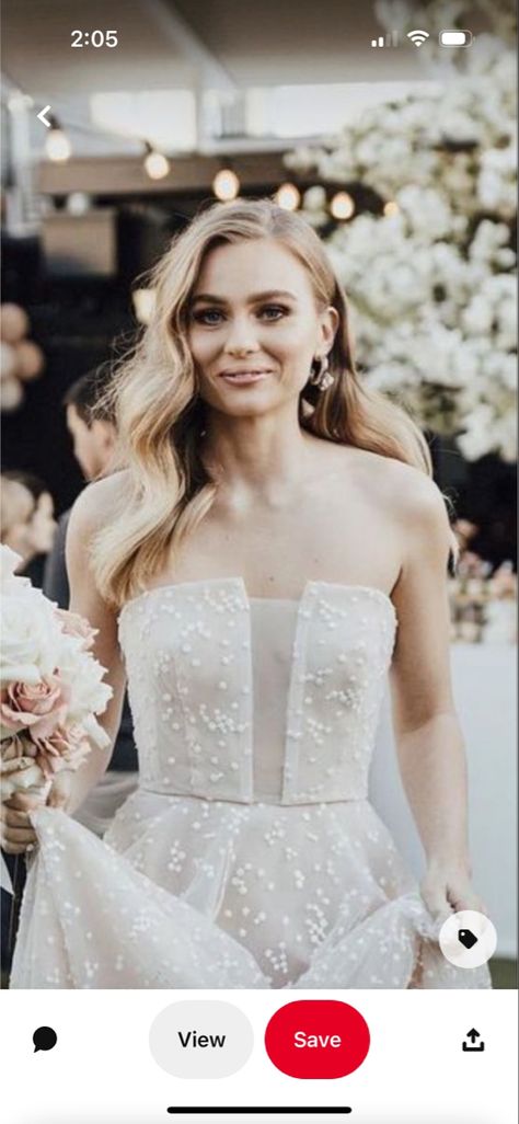 Wedding Hair To One Side Down, Bridesmaid Hair Classic Curls, Simple Wavy Wedding Hair, Hair Down Wavy Wedding, Curled Hairstyles Down Simple, Long Hair Wedding Styles All Down Curls, Strapless Dress Hairstyles Medium Hair, Simple Wedding Hair Down Curls, Bridal Hairstyles Down Side Part