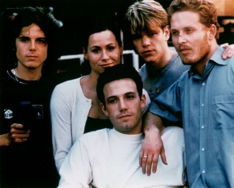 On the set of "Good Will Hunting", 1997.  L to R: Casey Affleck, Minnie Driver, Ben Affleck, Matt Damon, Cole Hauser. Cole Hauser, Minnie Driver, Casey Affleck, Good Will Hunting, Matt Damon, Great Films, Ben Affleck, Love Movie, Man Photo